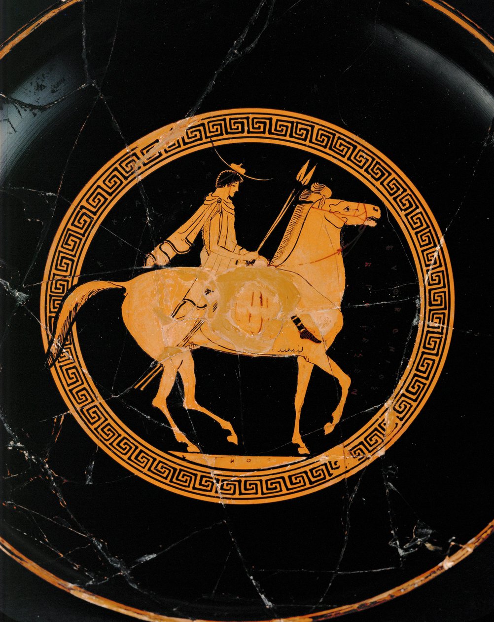 Ryttare. Mittmedaljong av en rödfigurerad bägare, samma bägare som 10-03-03/63 och 64 ... av Euphronios
