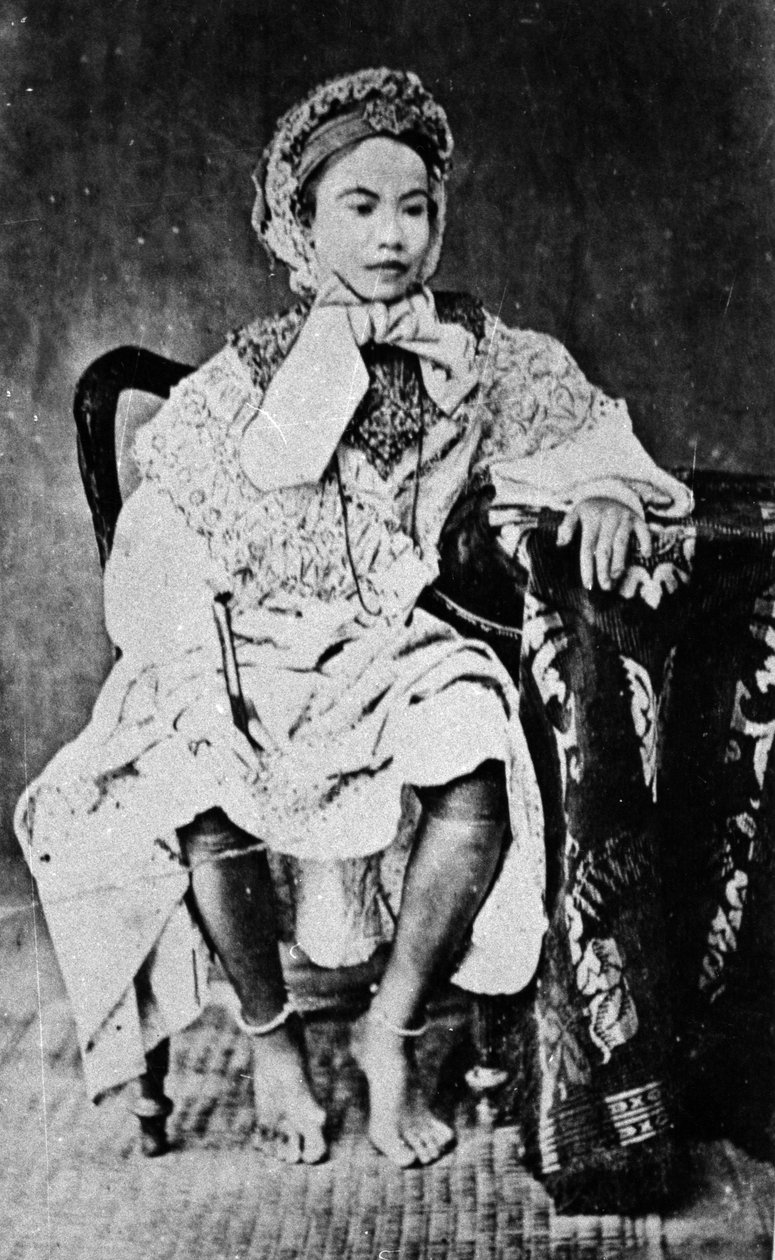 En kambodjansk eller siamesisk drottning i europeisk klädsel, ca 1860-talet av European Photographer