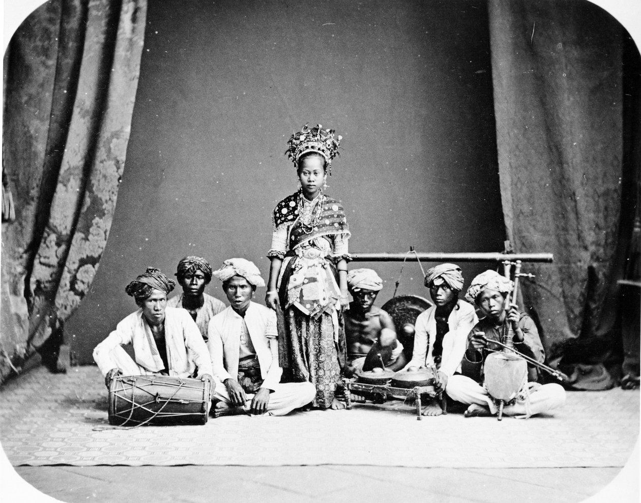 Batavisk dansflicka, ca 1870-talet av European Photographer