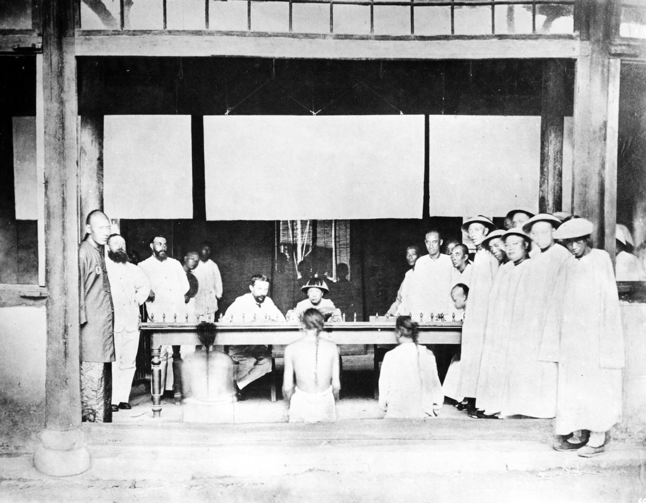 Chinese Magistrates Court, ca 1880-90 av European Photographer