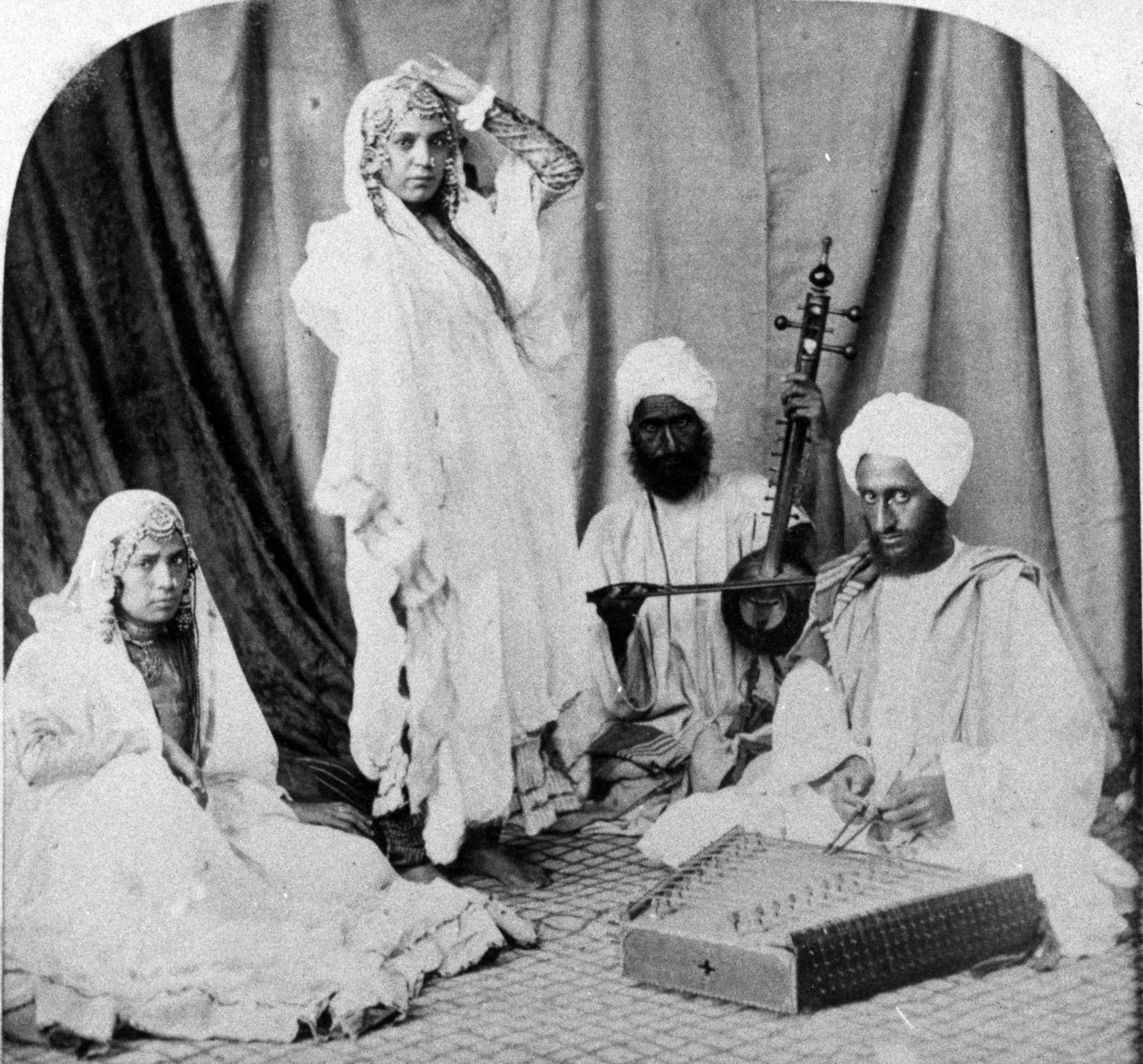 Nautch flickor och musiker, ca 1860-80 av European Photographer