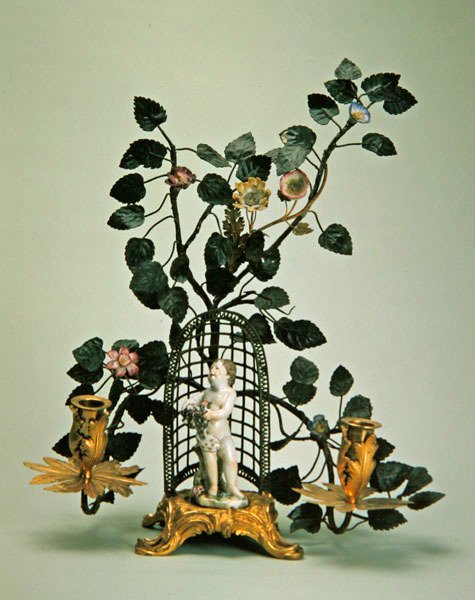 Amor i en trädgård (porslin och metallarbete) av European School