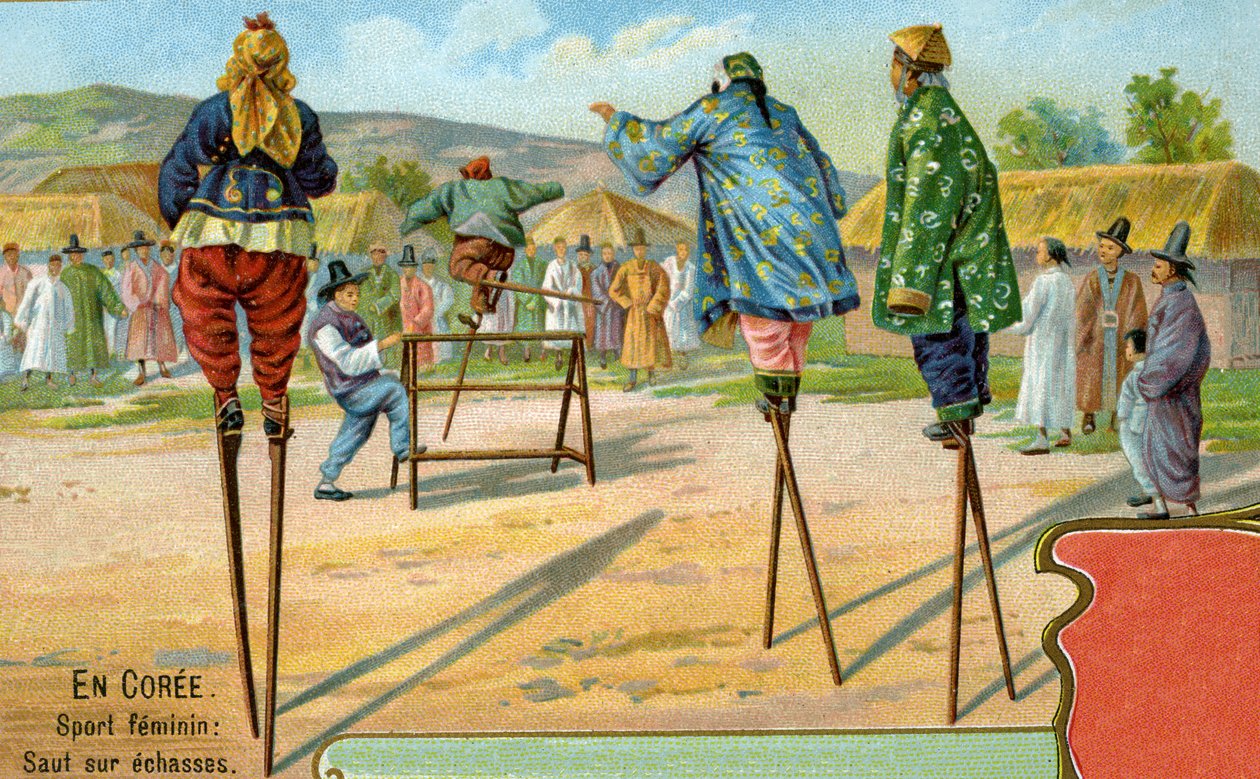 Koreanska kvinnor på styltor som spelar en omgång att hoppa över hinder, 1904 av European School