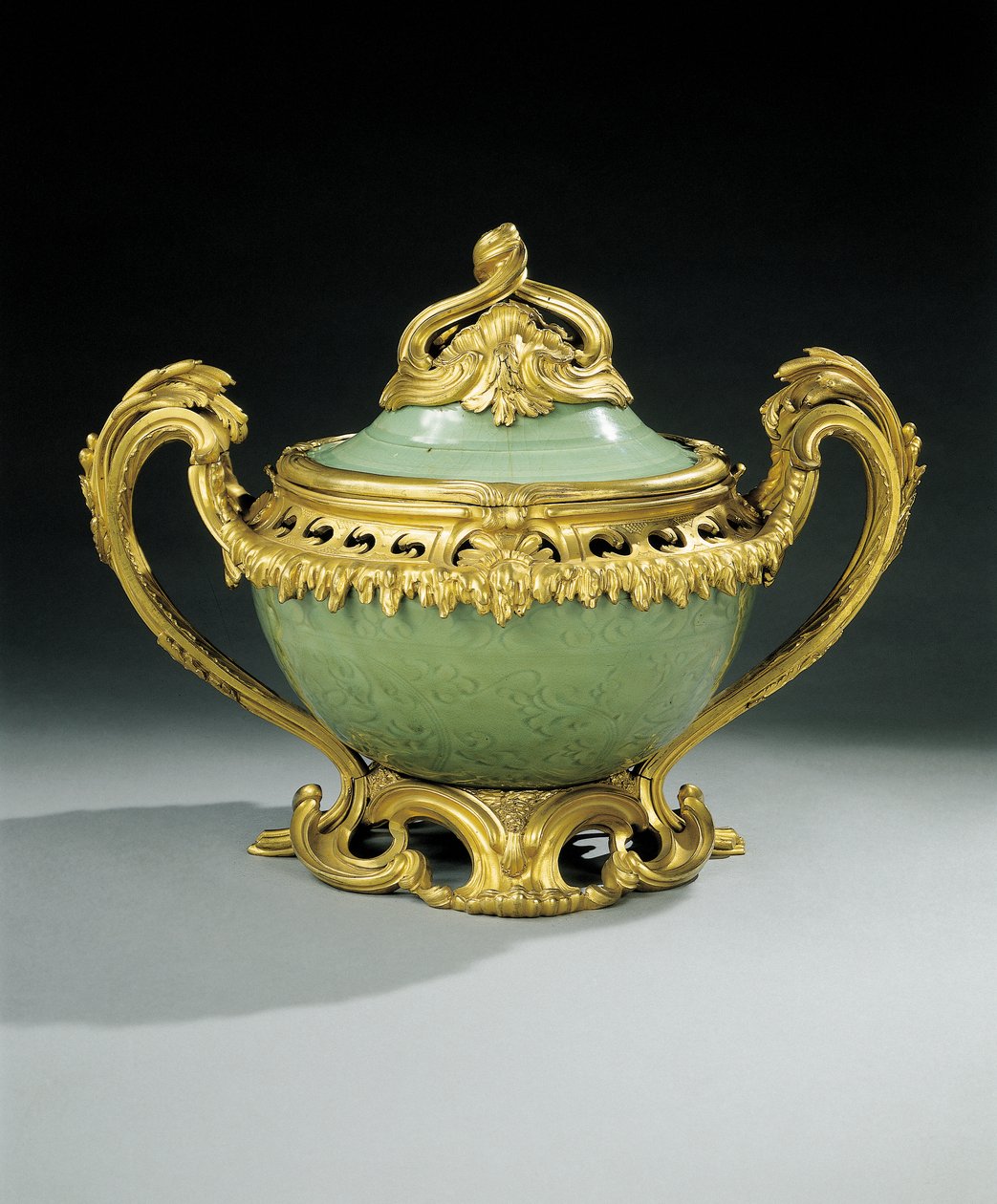 Louis XV pot-pourri vas (ormolu-monterad kinesiskt celadon porslin) av European School
