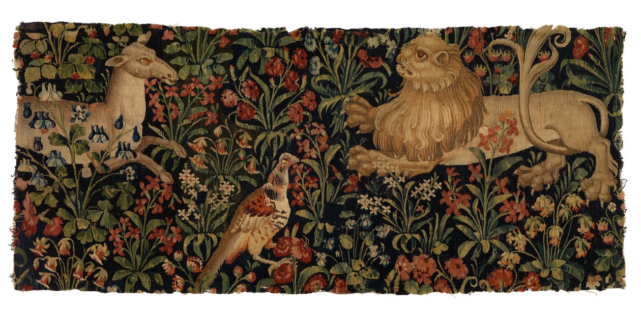 Gobelängfragment av mille fleurs föreställande Doe, Lejon och Fasan (ull) av European School