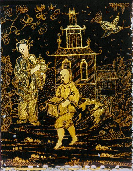 Tea Caddy på kinesiskt sätt föreställande en portier och en dam som bär en tekanna (metall) av European School