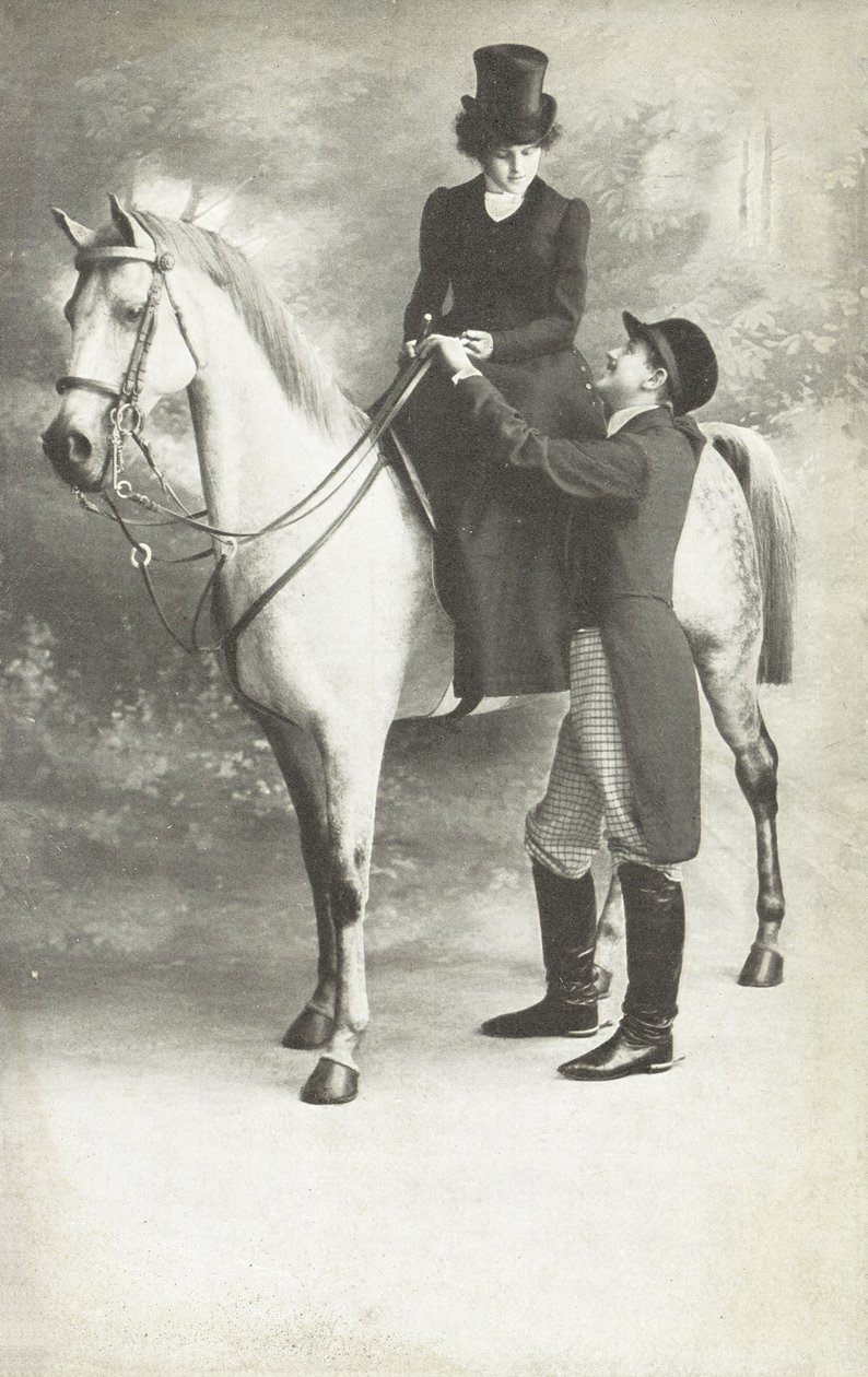 Kvinna och man i ridklänning (svartvitt foto) av European School