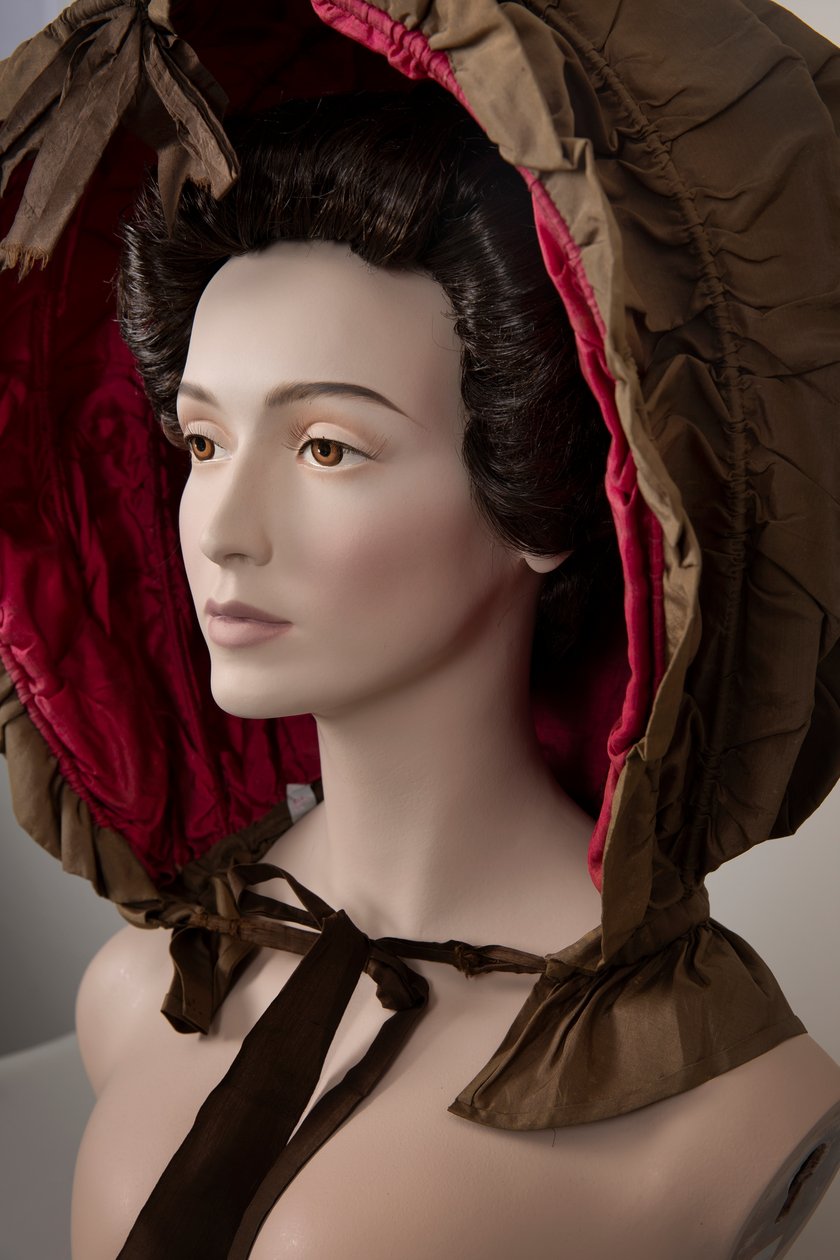 Kvinnors bruna silkecalash med rosa sidenfoder, ca 1760-talet (silke) av European School