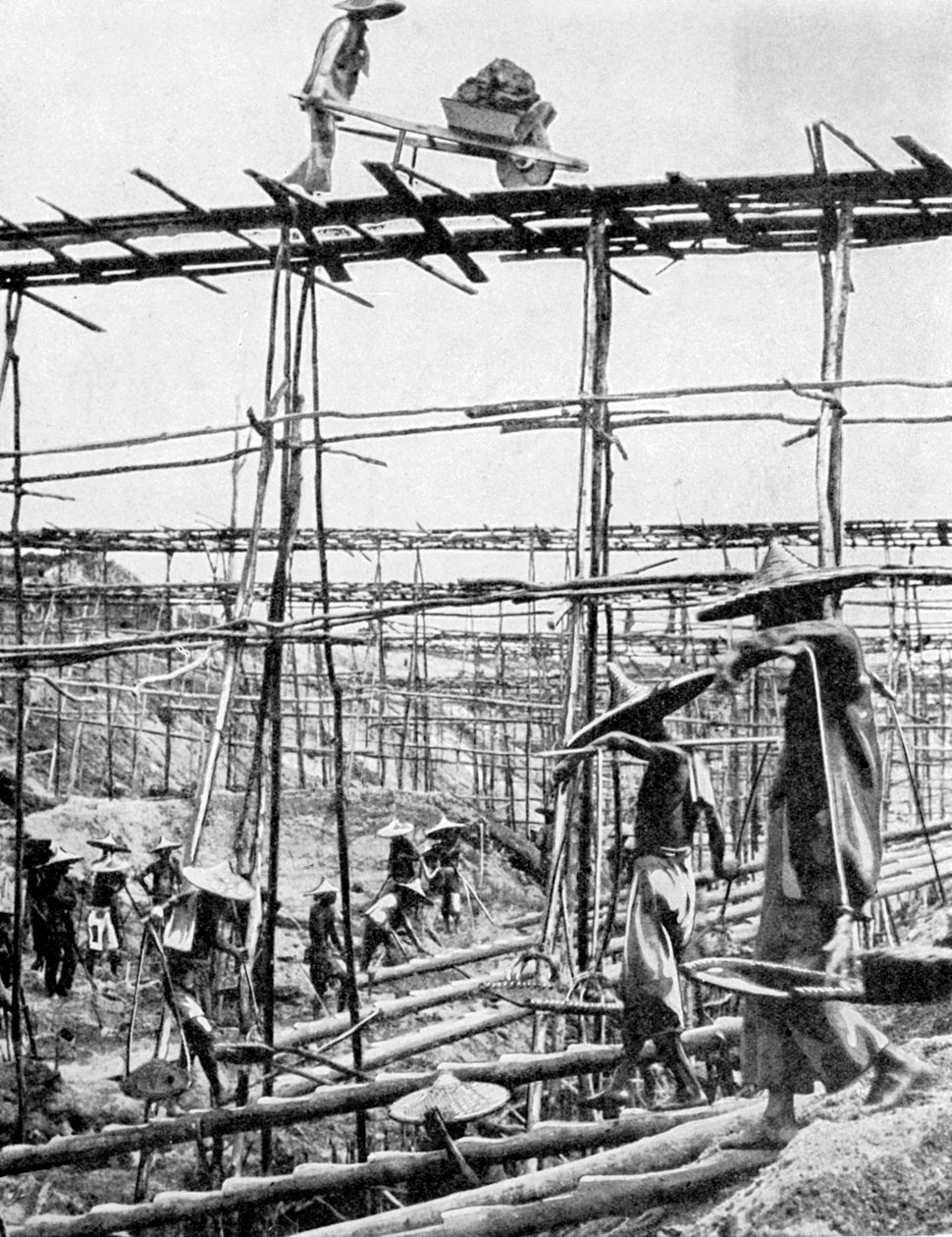 Primitiva metoder i världens rikaste plåtdistrikt, Taiping, Kina, 1936. av Ewing Galloway