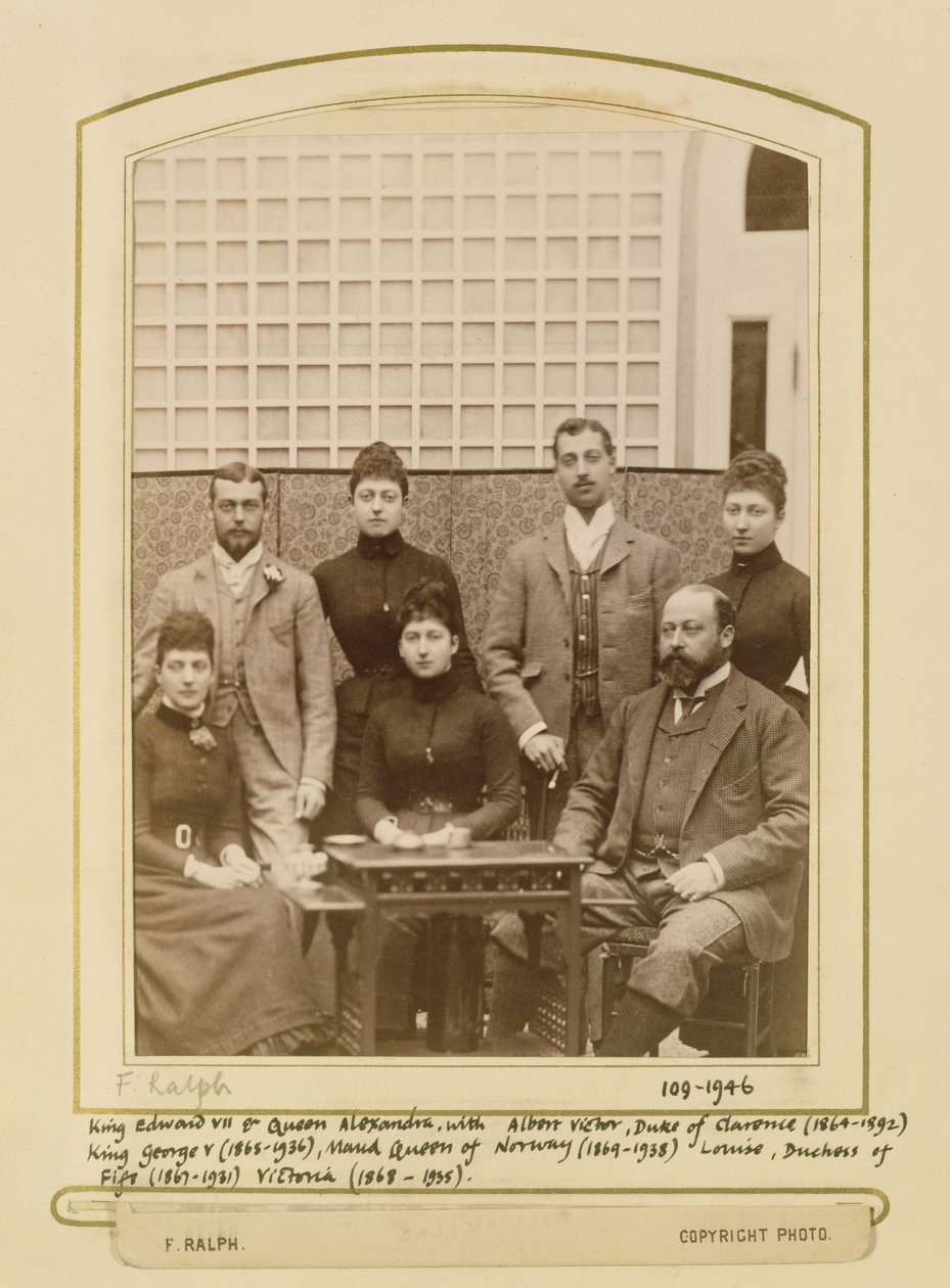 Porträtt av kung Edward VII (1841-1910) och drottning Alexandra (1844-1925) och deras barn, före 1892 (sepiafoto) av F. Ralph