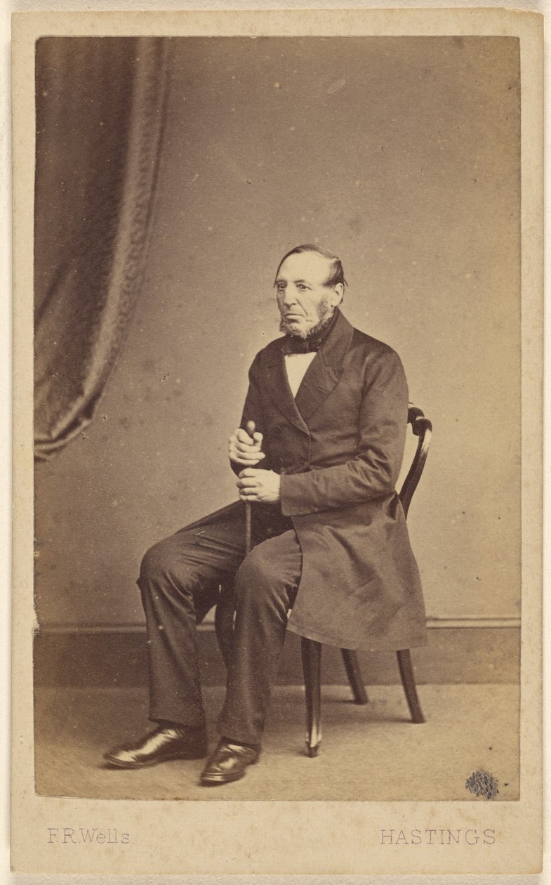 [Oidentifierad äldre man med skägg utan mustasch, sittande] av F.R. Wells