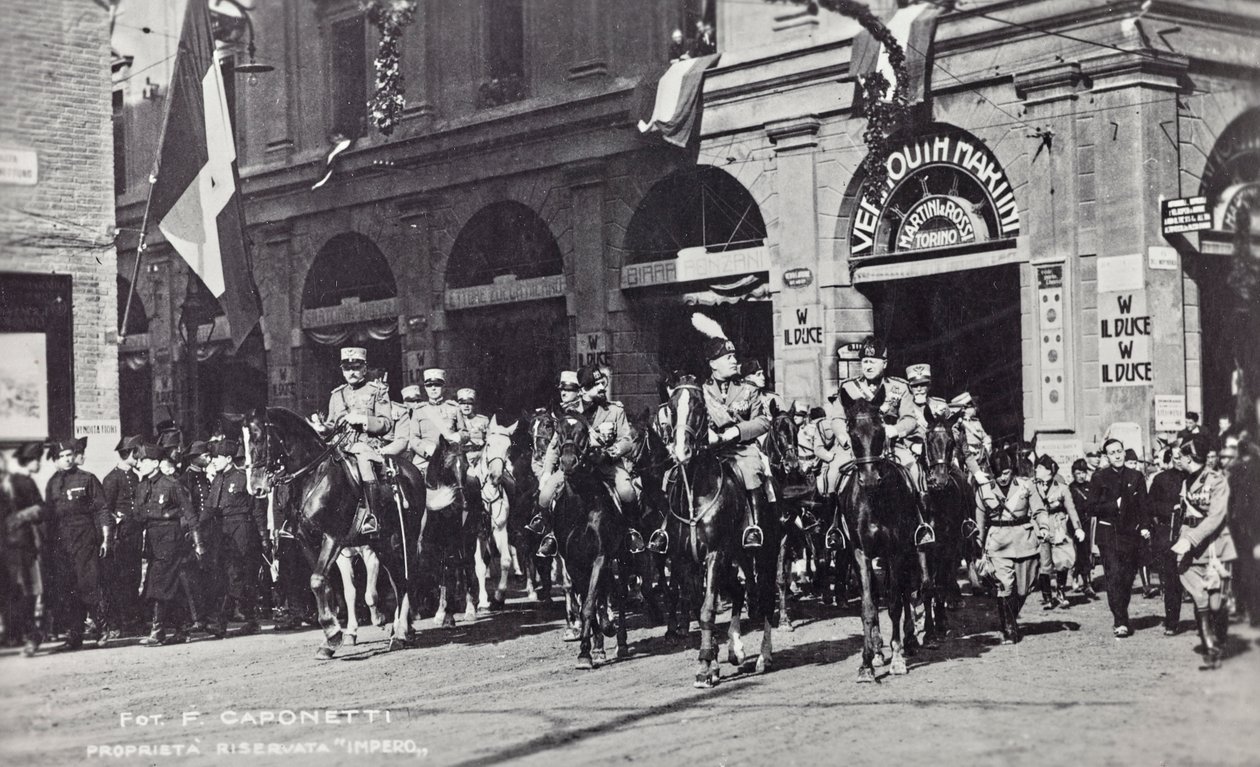 Album "Duce": Benito Mussolini till häst paraderar genom Ferraras gator (s/v foto) av F. Caponetti