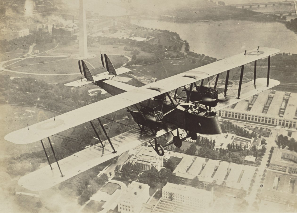 [Flygande flygplan över Washington D.C.] av Fedele Azari