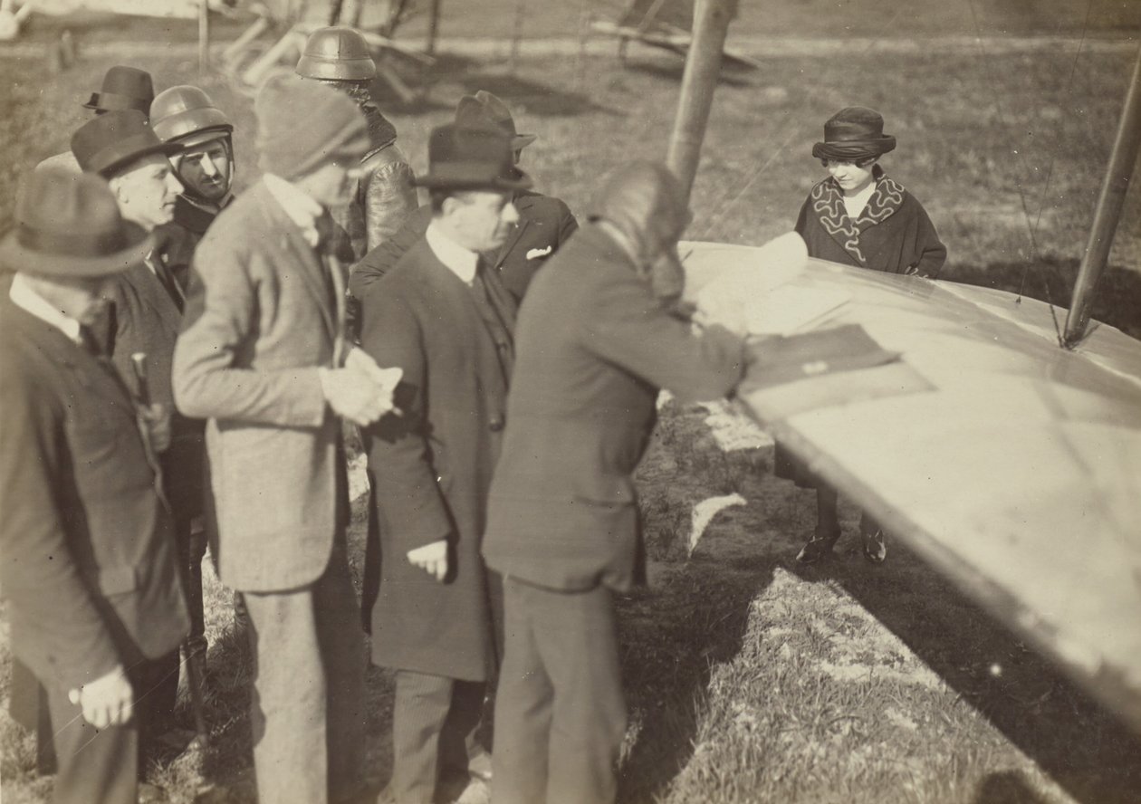 [Grupp runt kanten på en vinge på en Caproni Ca. 3 (flygplan)] av Fedele Azari