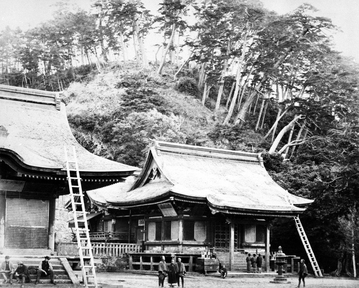 Ett tempel i Kamakura, ca 1867 av Felice Beato