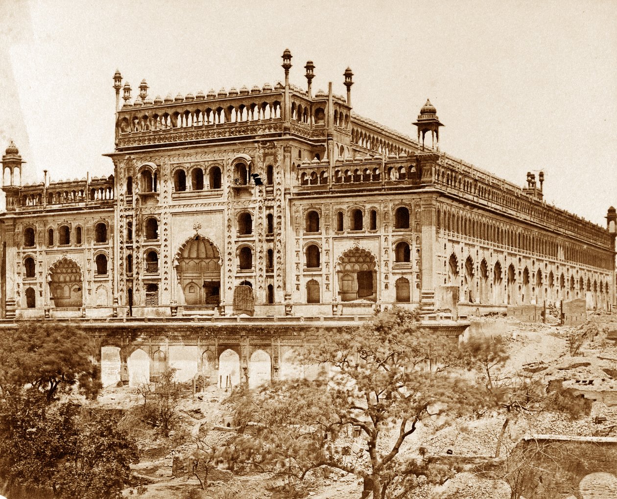 Exteriör av Asoph-ou Dowlahs Emambara och grunder, Lucknow av Felice Beato