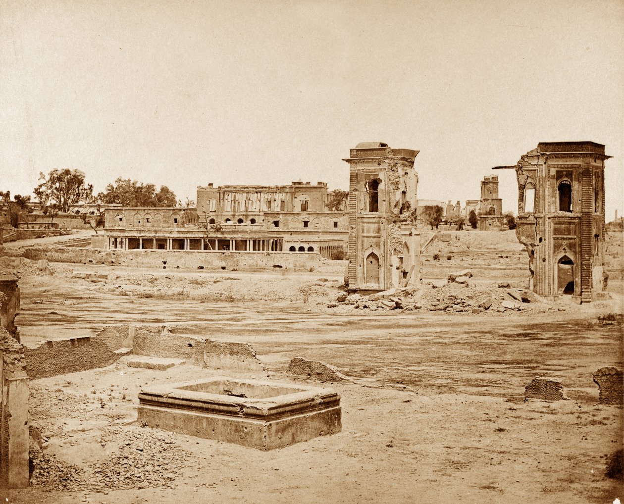 Allmän syn på residenset, Lucknow av Felice Beato