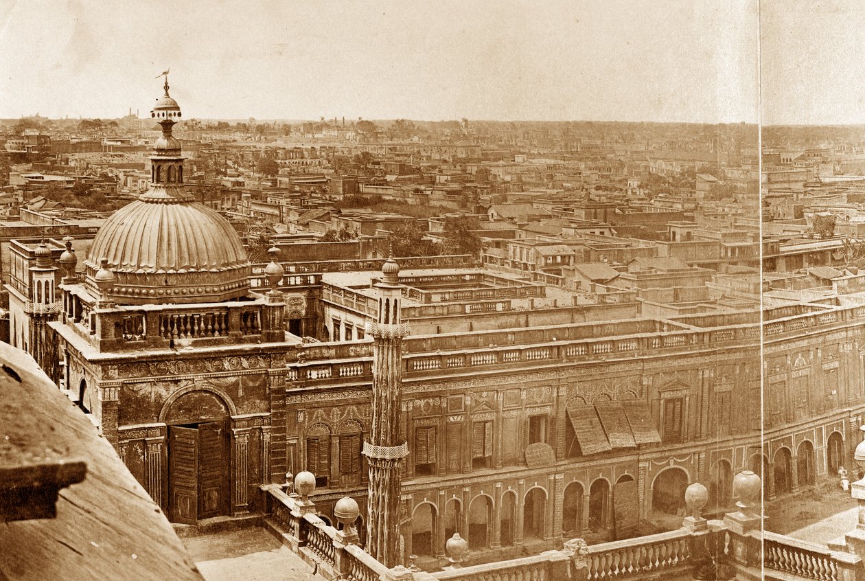 Panoramautsikt över gårdarna i residenset, Lucknow av Felice Beato
