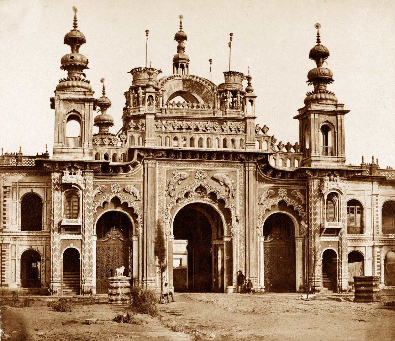 Den stora porten till Kaiser Bagh, Lucknow, 1858 av Felice Beato