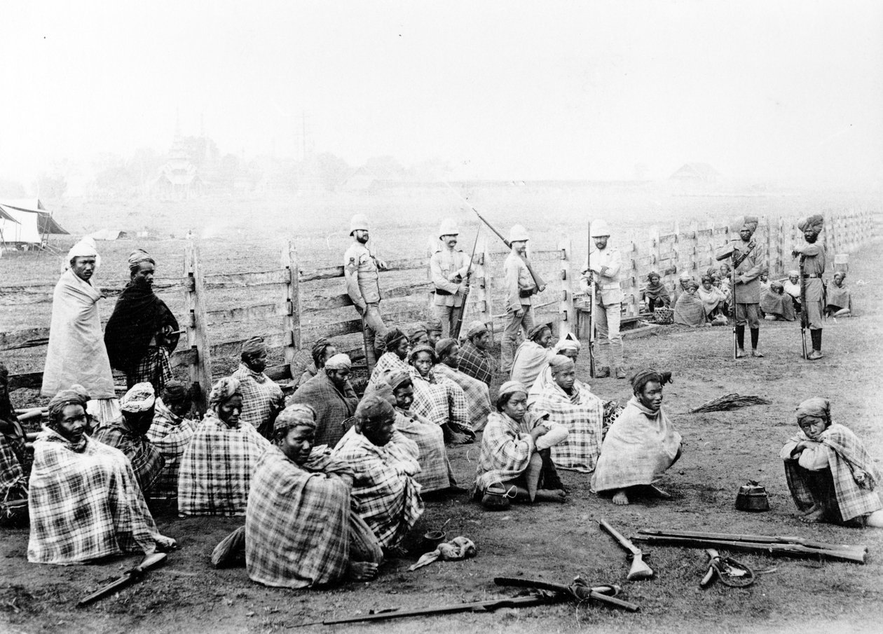 Wuntho Sawbwas trupper överlämnar sina vapen till de brittiska myndigheterna i Wuntho 1891. av Felice Beato