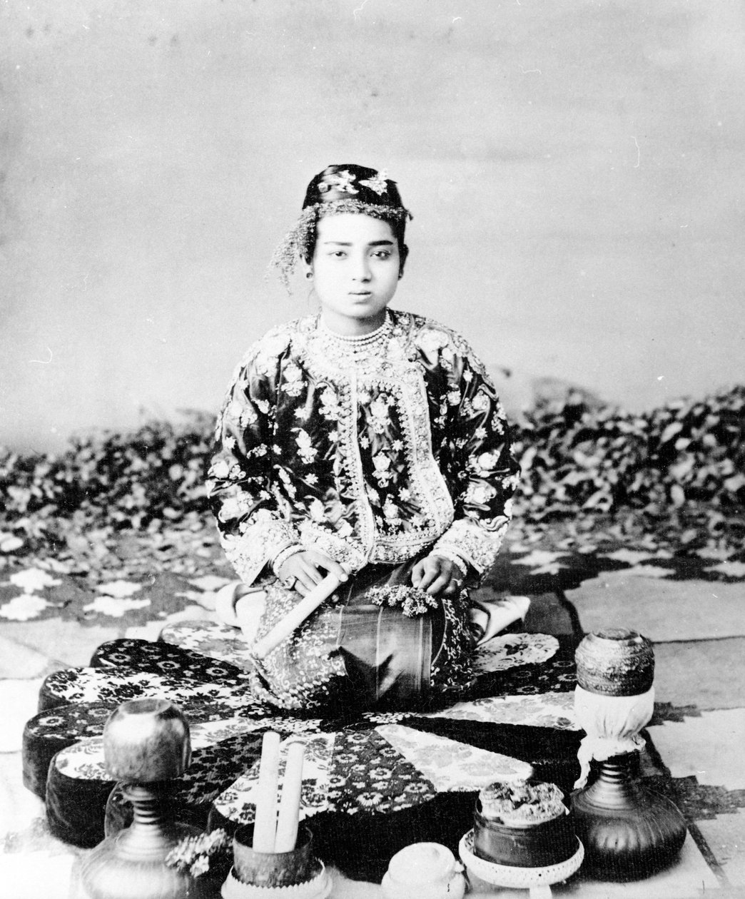 Ung burmesisk kvinna med cigarr, Mandalay, ca 1875 av Felice Beato