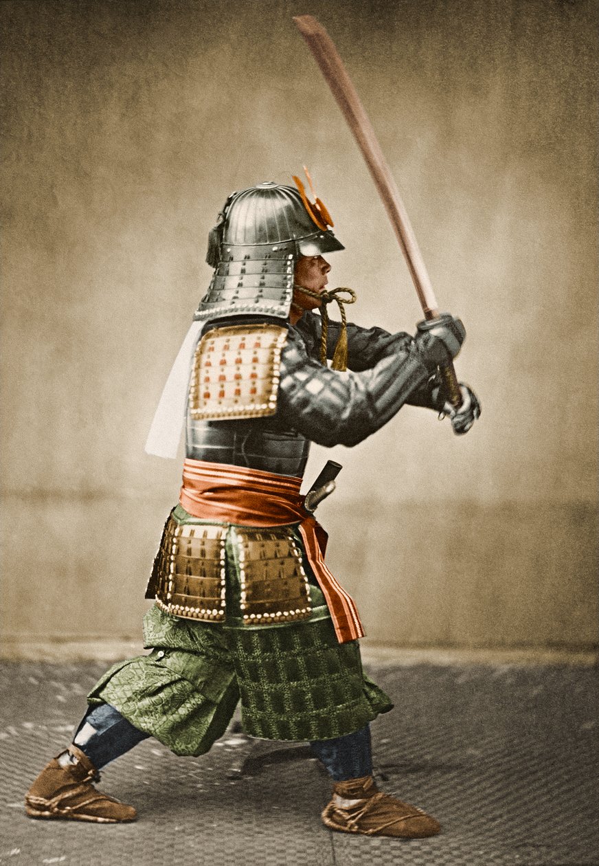Samurajkrigare bär rustning med höjt svärd, ca 1860 (albumfoto) av Felice Beato