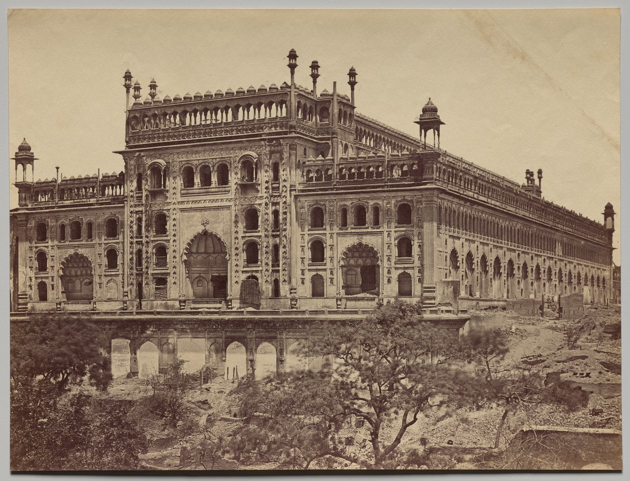 Exteriör av Asaf-ud-Daula Imambara, eller Tomb av Felice A. Beato
