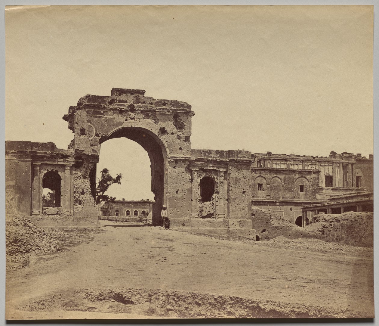 Gateway Leading into the Residency, innehas av kapten Aitken, 13th Bengal Native Infantry, vanligen kallad Bailee Guard Gate av Felice A. Beato