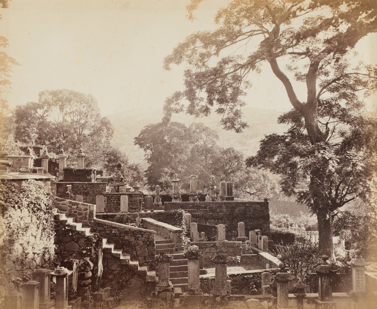 Japansk tempelkyrkogård, Shuntoji, Nagasaki, ca. 1867. av Felice A. Beato