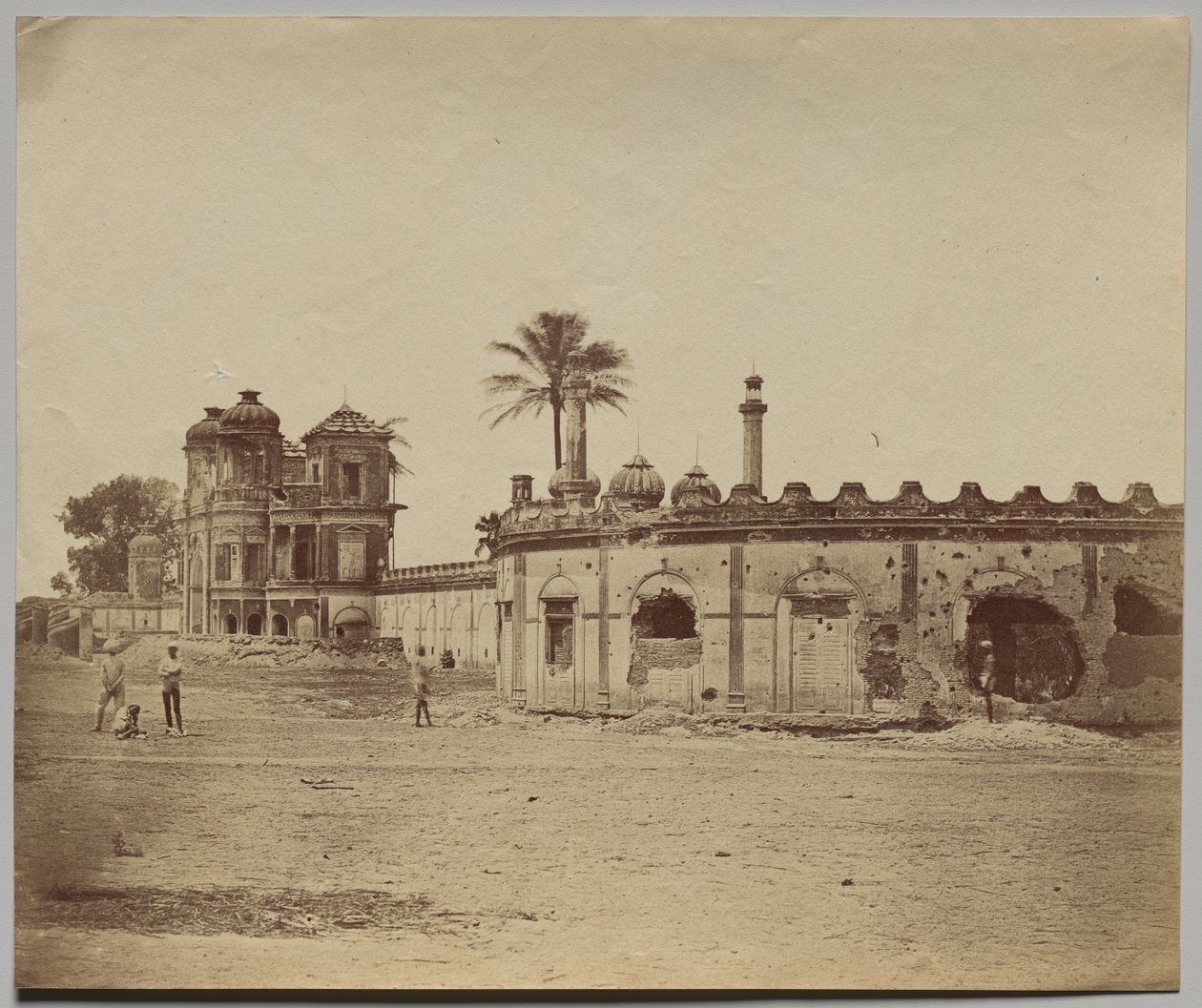 Secundra Bagh, som visar brottet och porten av Felice A. Beato