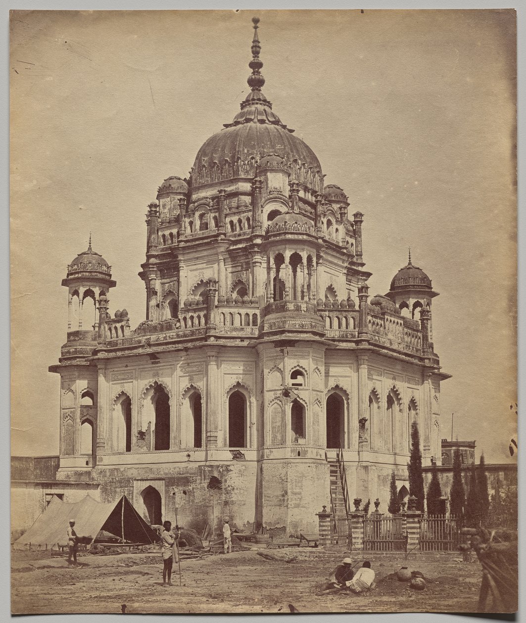 Saadat Alis grav i Kaiserbagh-palatset av Felice A. Beato