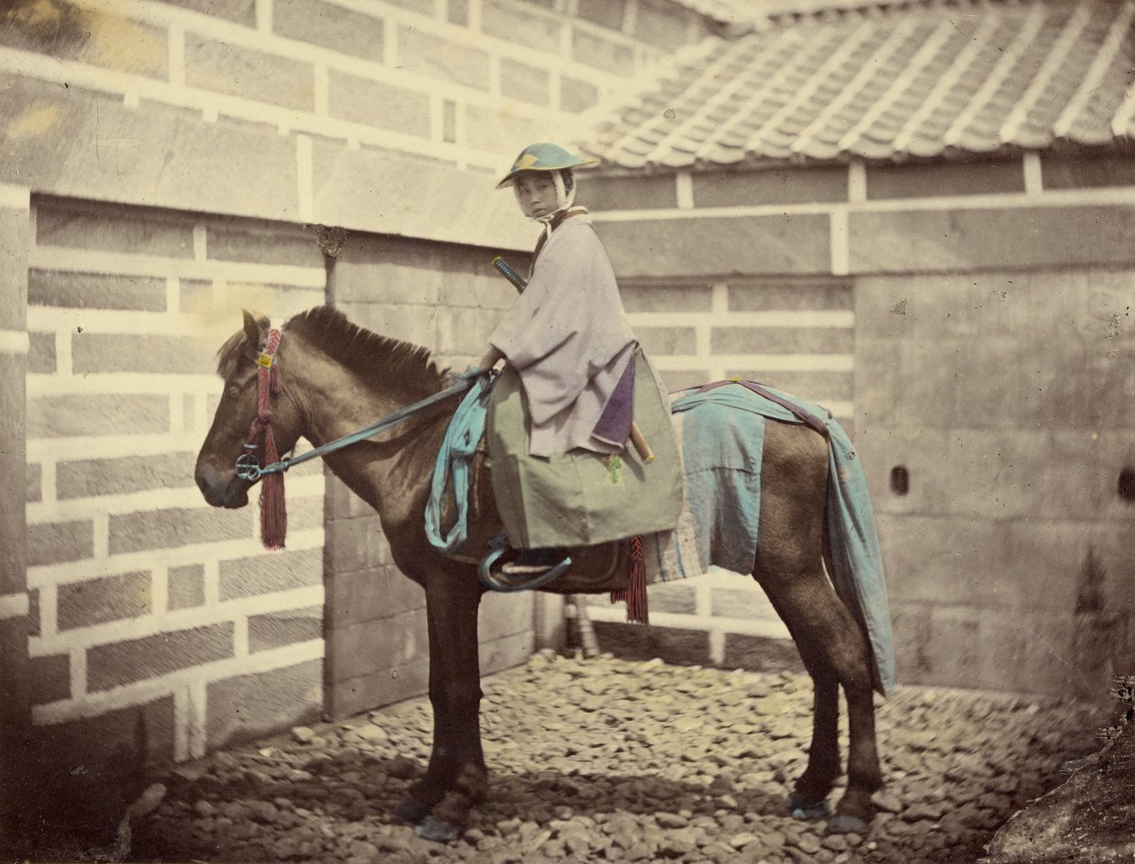 [En japansk officer till häst] av Felice Beato