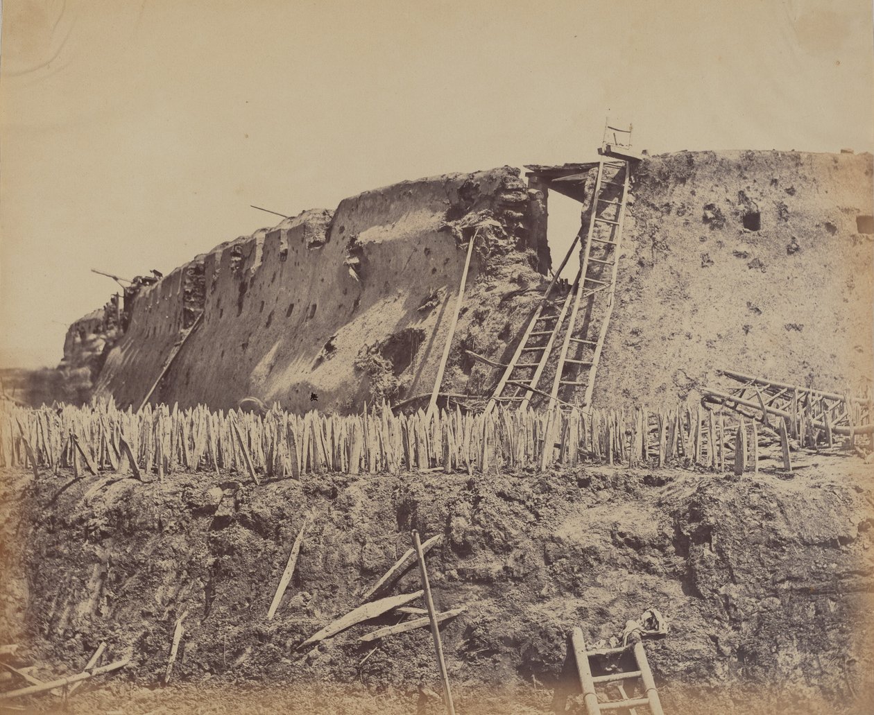 Vinkeln av North Taku Fort där fransmännen gick in, 21 augusti 1860 av Felice Beato