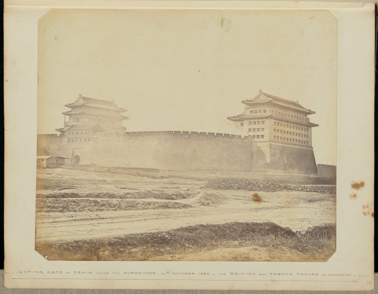[Anting Gate i Peking efter kapitulationen - 21 oktober 1860 - De brittiska och franska trupperna i besittning] av Felice Beato