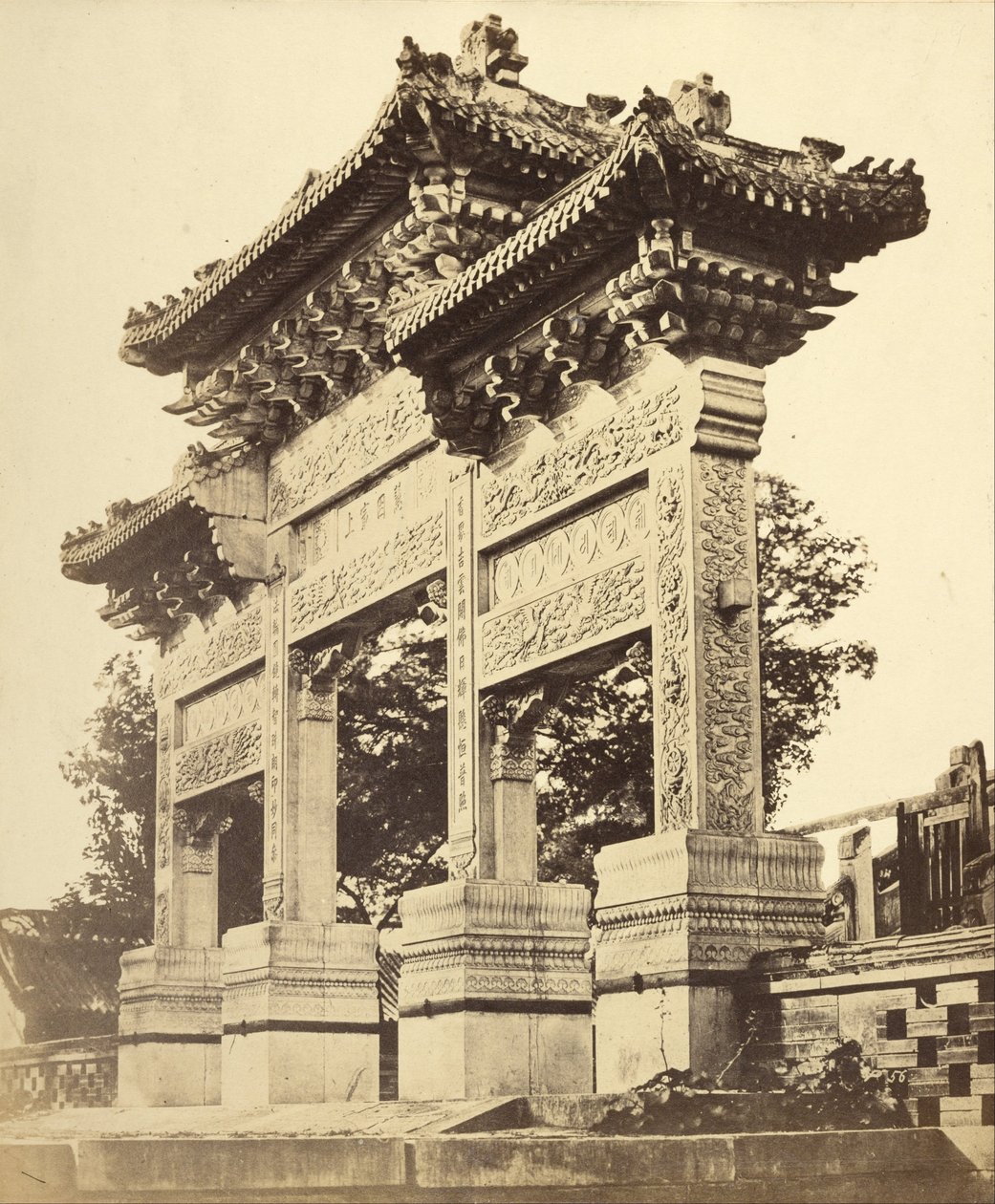 Båge i Lamatemplet nära Peking av Felice Beato