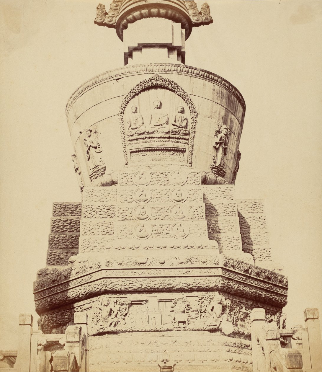 Arkitektonisk utsikt över Lama-templet nära Pekin, oktober 1860, 1860. av Felice Beato