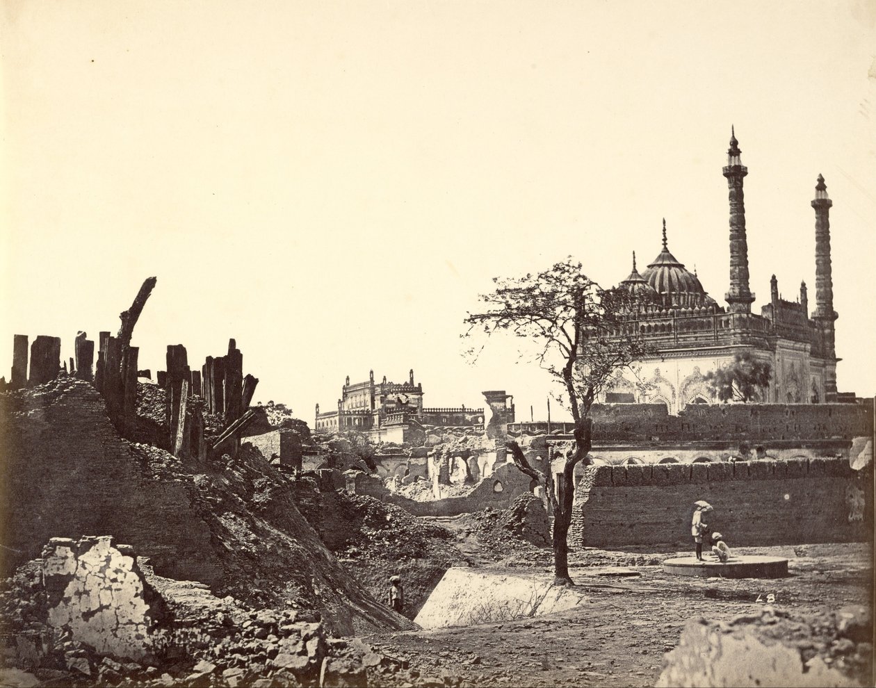 Batteri nära Begum Kotie. Sir Colin Campbells andra attack i mars 1858 av Felice Beato