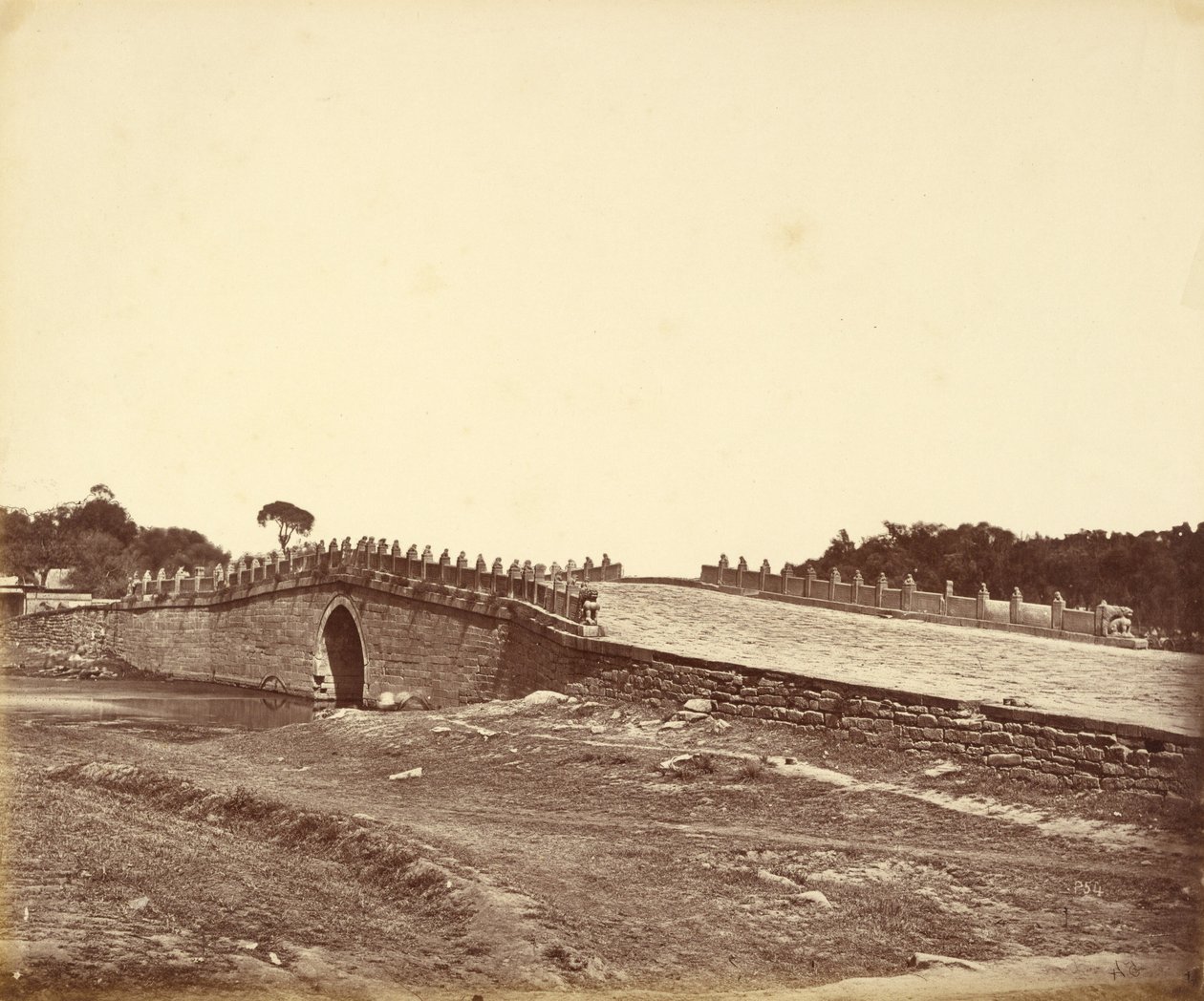 Bron vid Pa-lu-chian, skådeplatsen för striderna med kejserliga kinesiska trupper nära Pekin, 21 september 1860 av Felice Beato