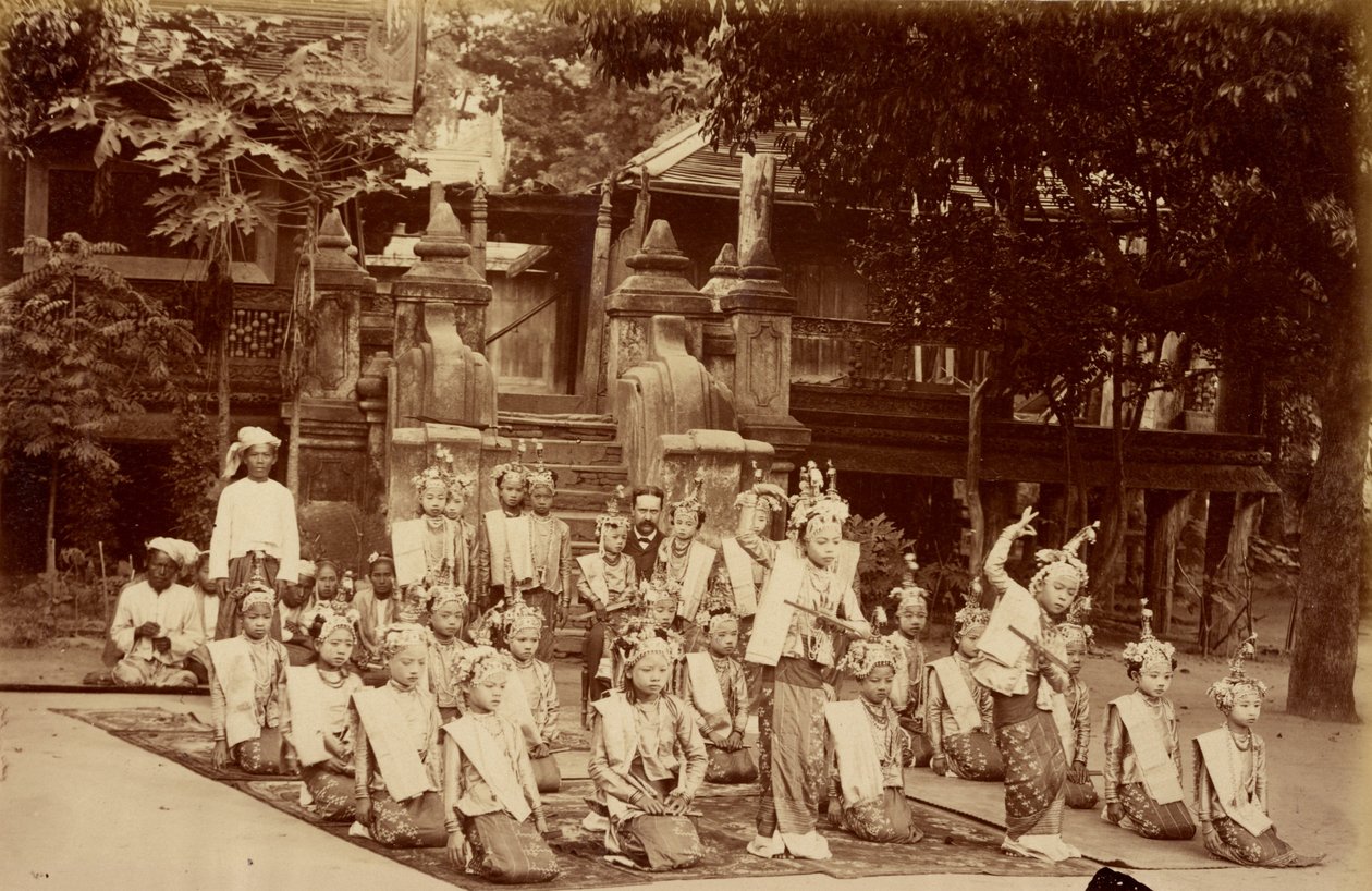 Burmesisk lilliputt dansade inför F.A. Victor i Mandalay av Felice Beato