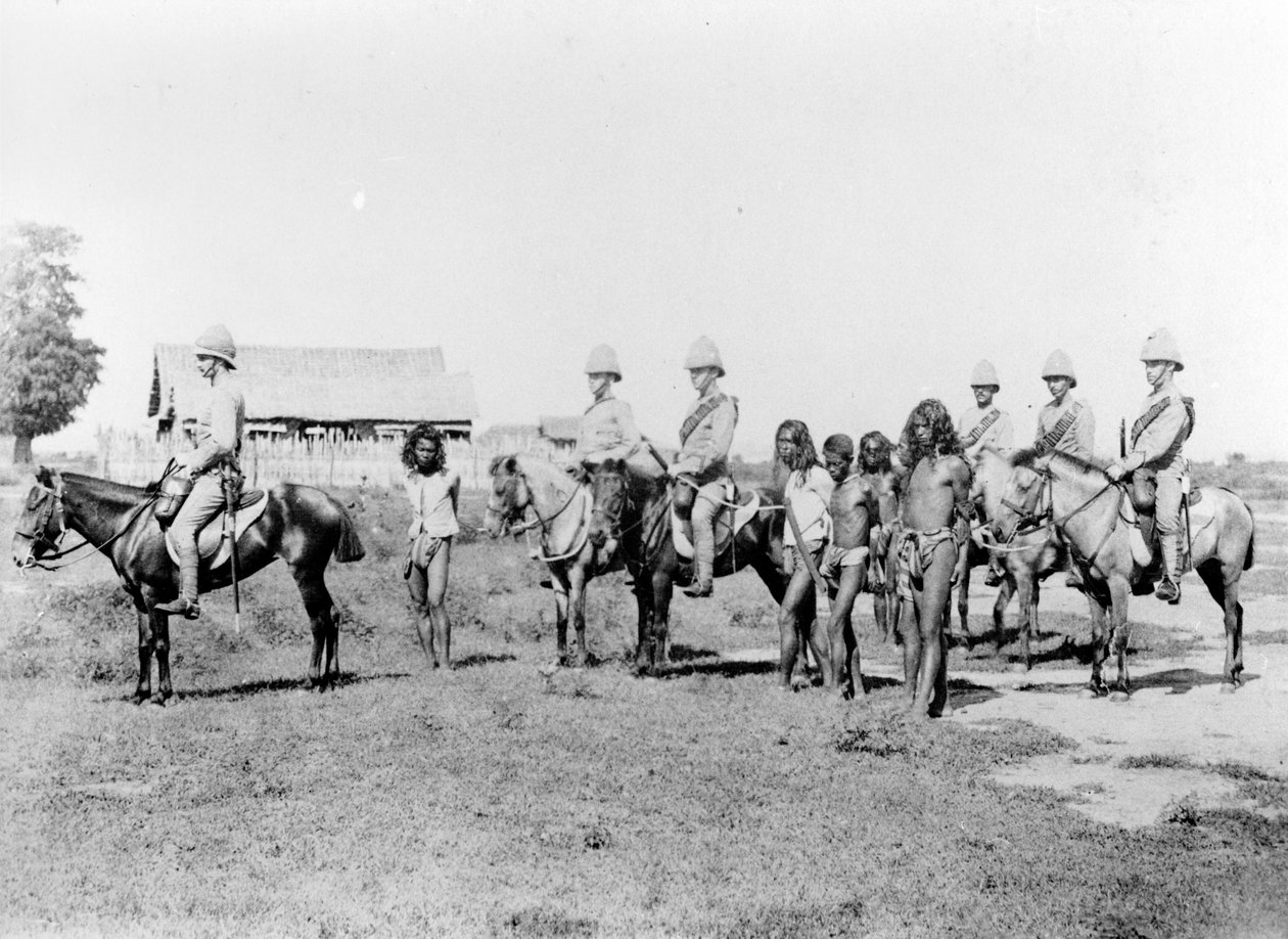 Dacoits som tas in av beridet infanteri, c.1890 av Felice Beato
