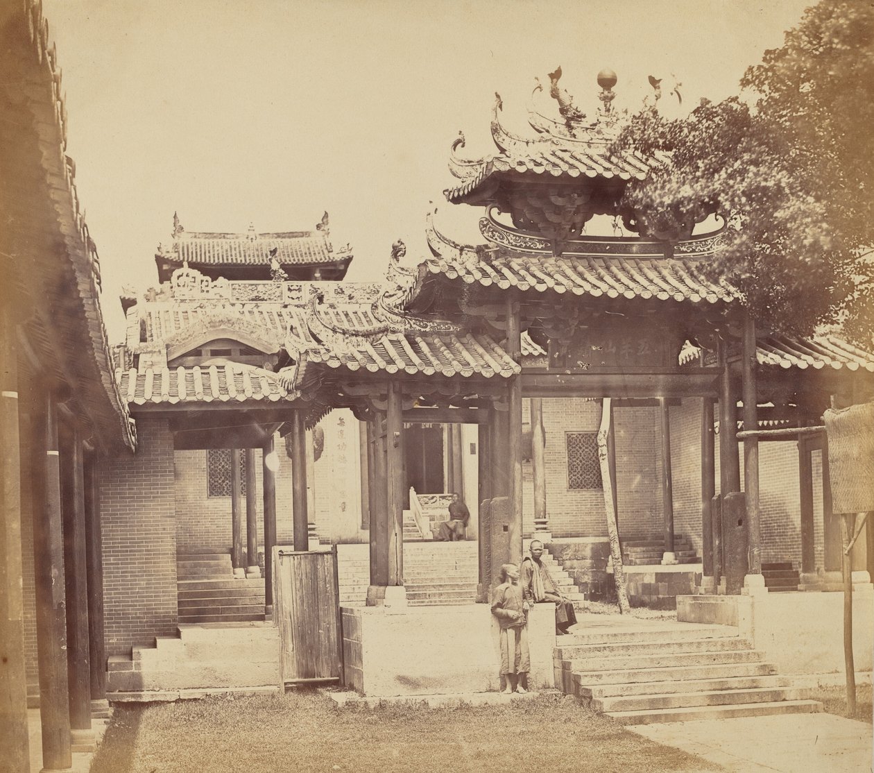 Ingången till Five Genii-templet, kantonen, april 1860 av Felice Beato
