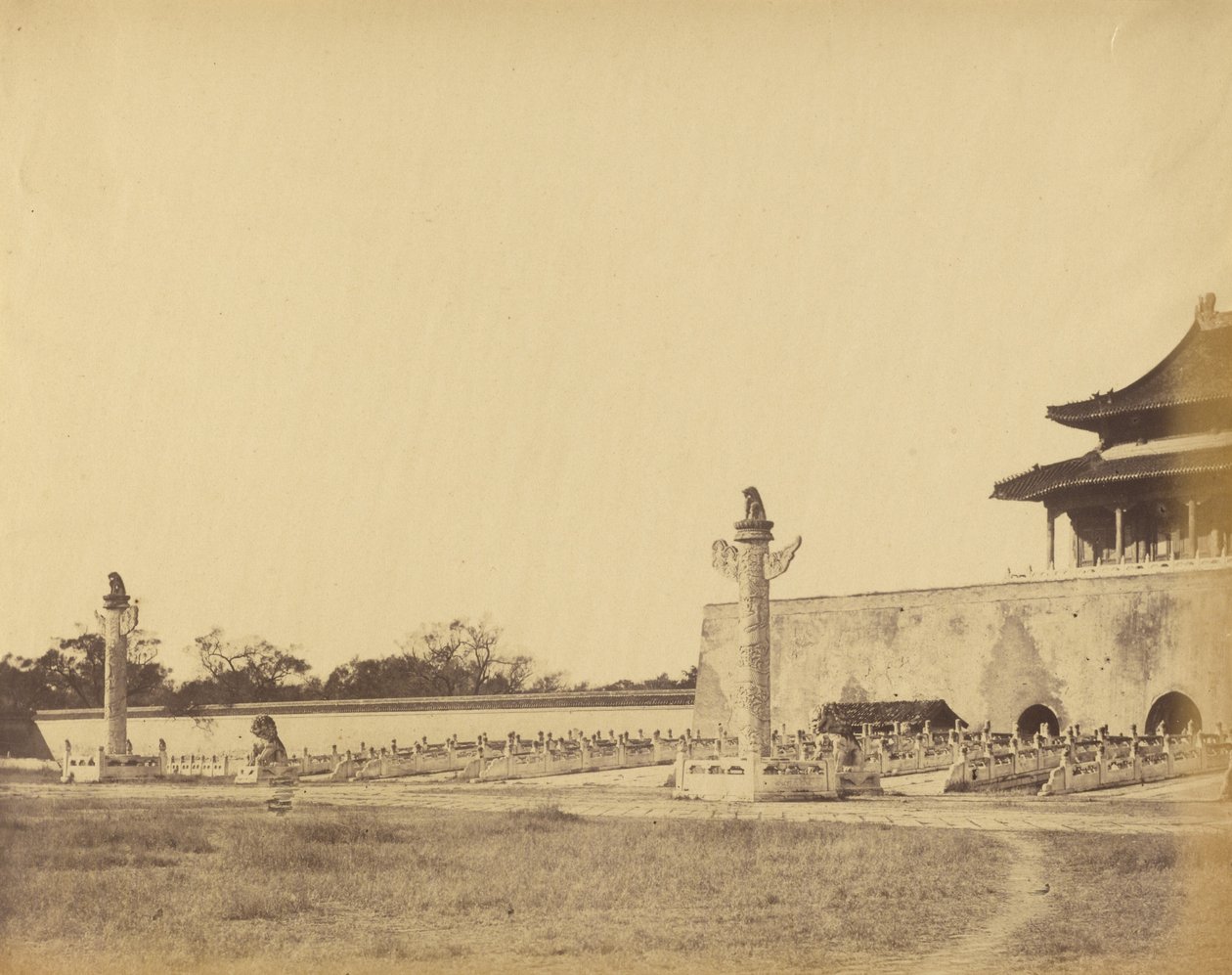 Ingången till Vinterpalatset, Pekin, oktober 1860 av Felice Beato
