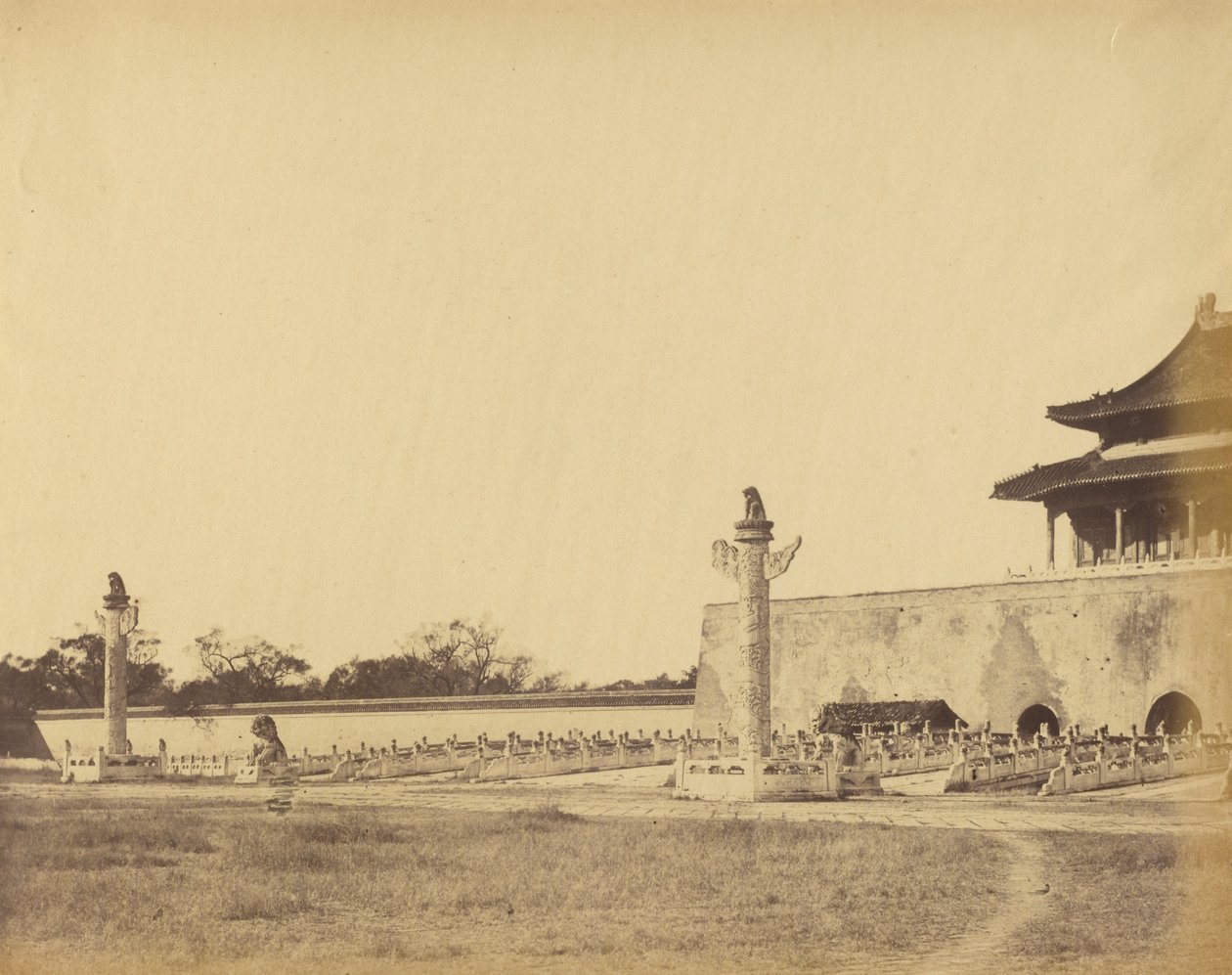 Ingången till Vinterpalatset, Pekin, oktober 1860 av Felice Beato