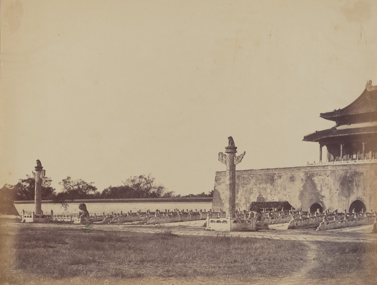 Ingången till Vinterpalatset, Pekin, 29 oktober 1860, 1860. av Felice Beato