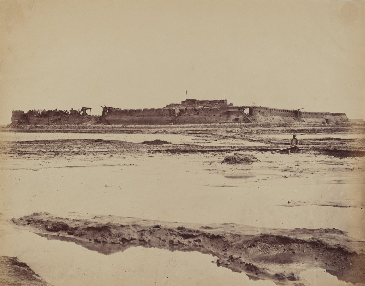 Exteriör av North Taku Fort på Peiho River, visar den engelska och franska ingången, 21 augusti 1860. av Felice Beato
