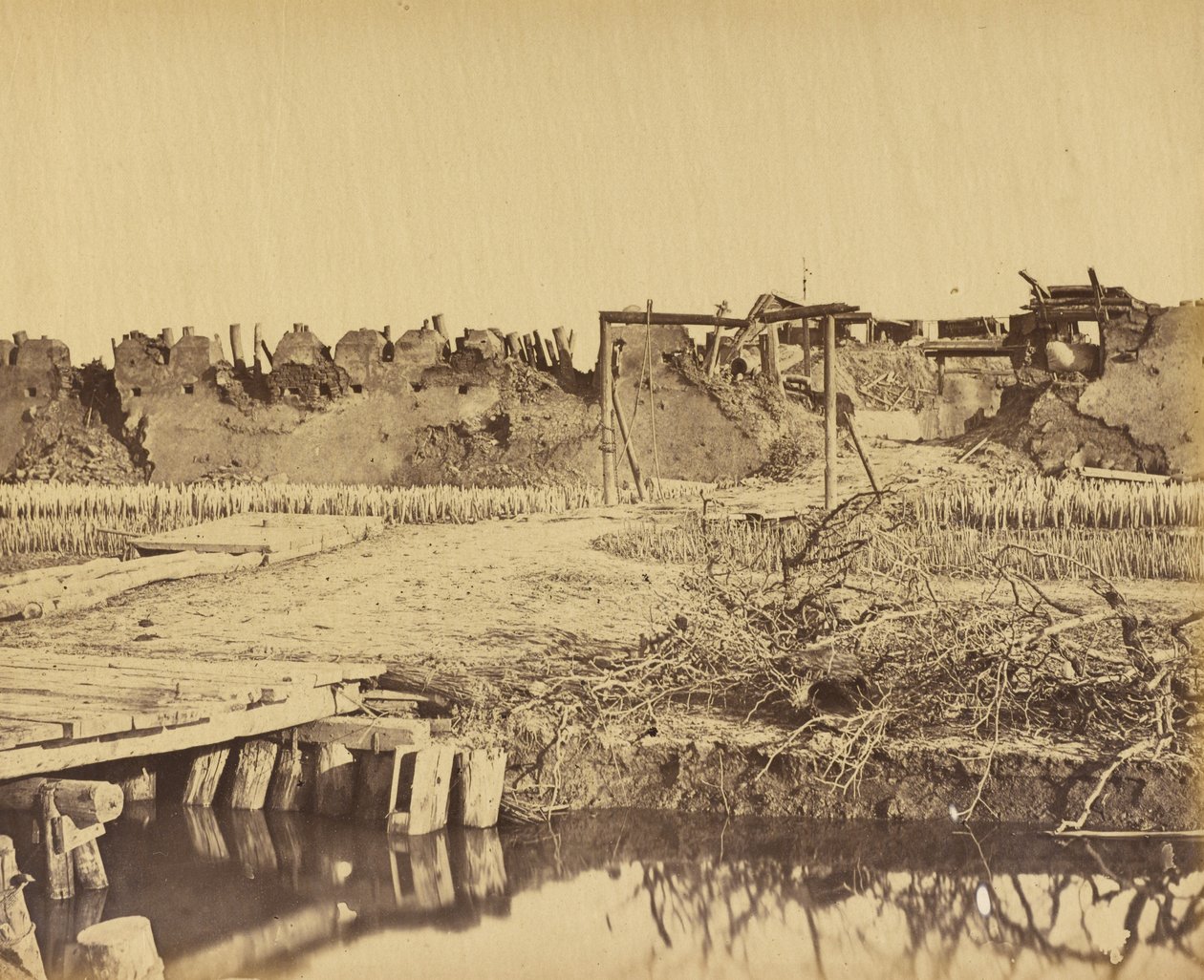 Norra fortets exteriör med den engelska ingången 21 augusti 1860 av Felice Beato