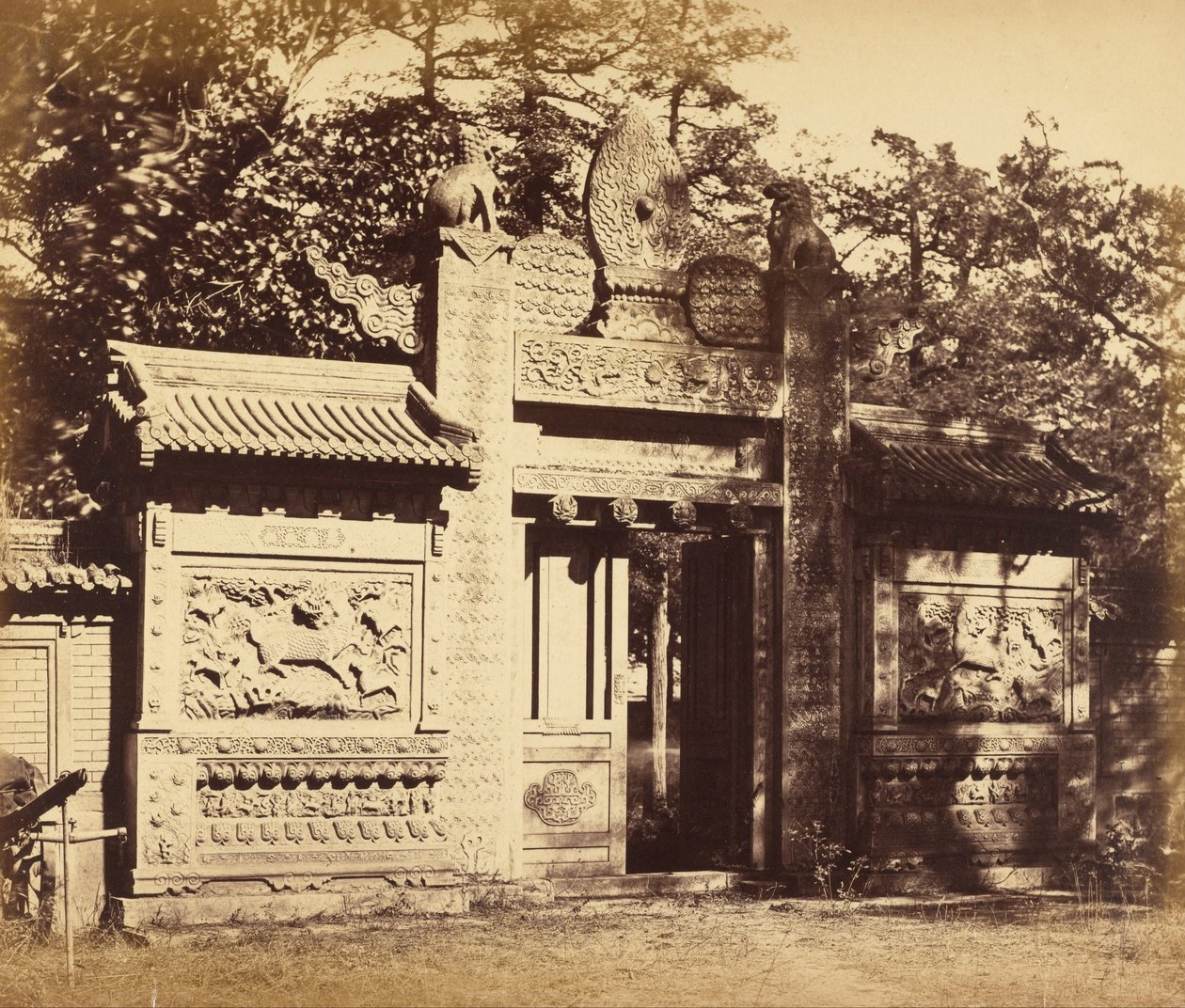 Exteriör av Tomb Depot, nära Pekin, oktober 1860 av Felice Beato