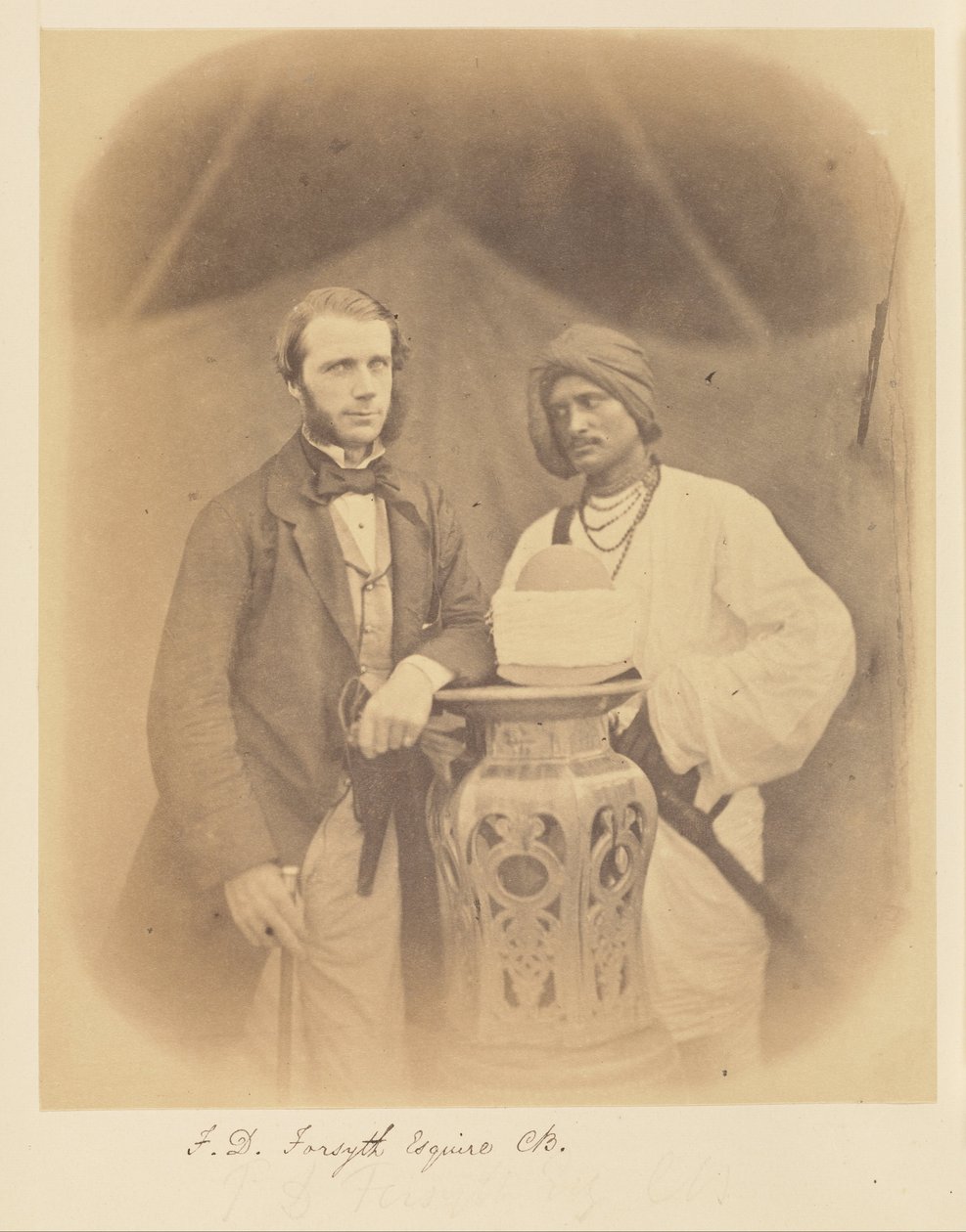 F.D. Forsyth, Esquire, C.B. och Indian Servant av Felice Beato