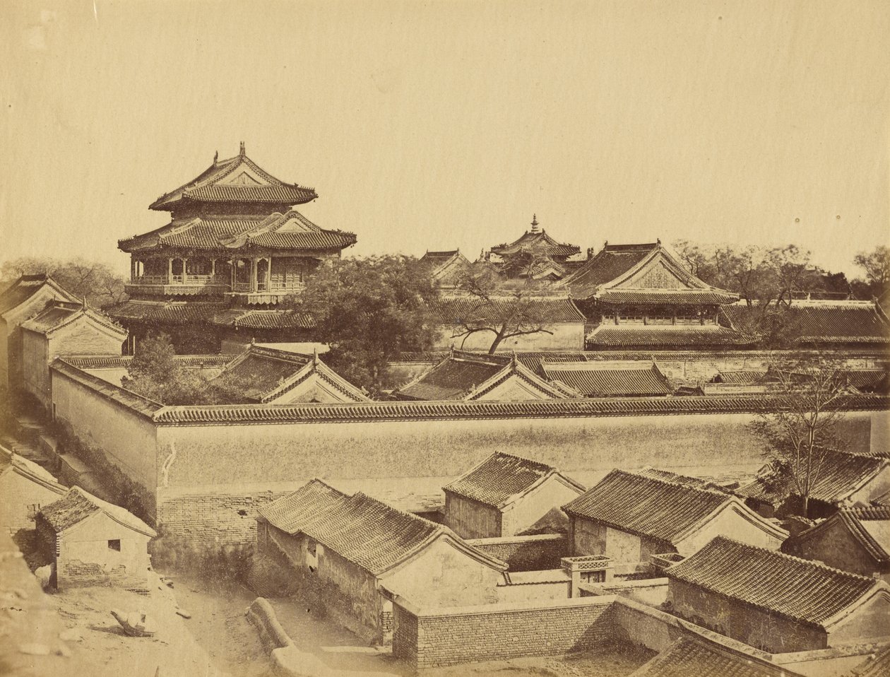 Första vy över Peking sedd från Antinporten, oktober 1860 av Felice Beato