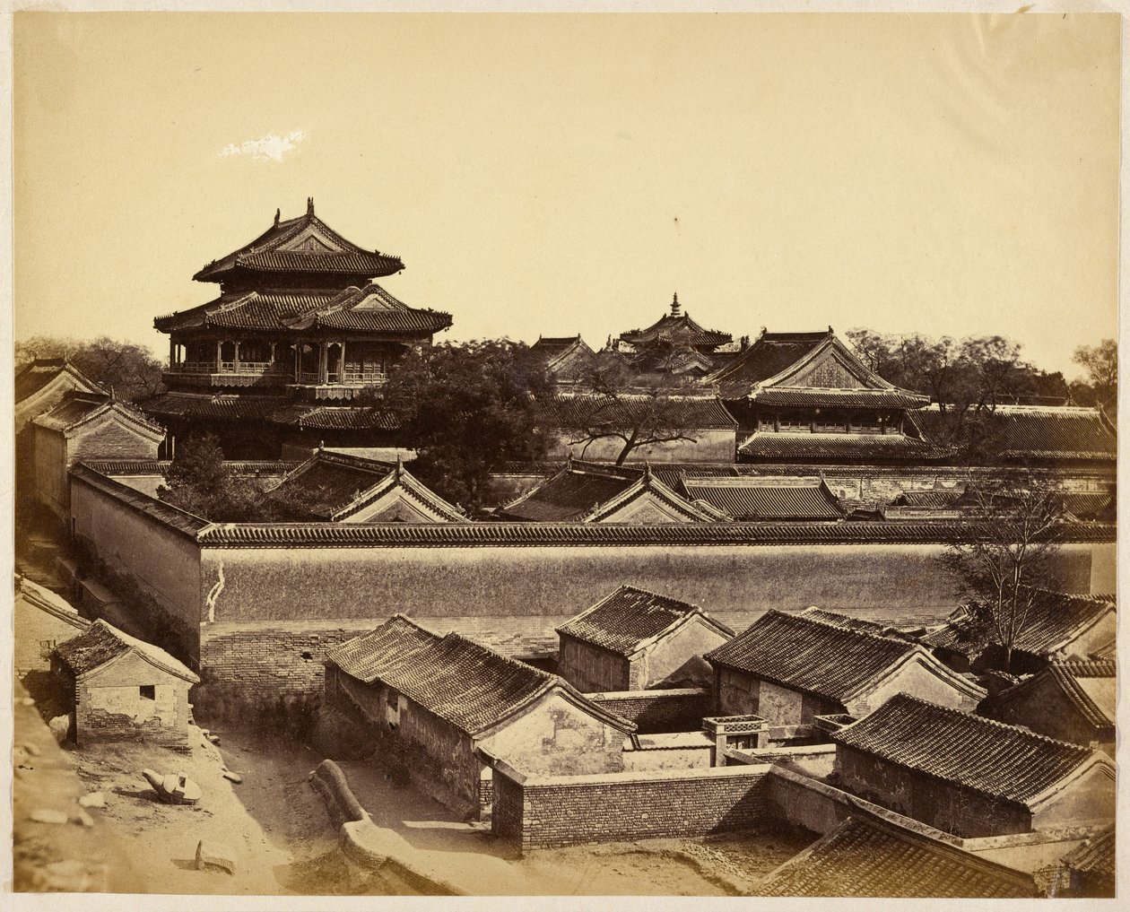 [Första vyn i Peking tagen från Anting Gate] av Felice Beato
